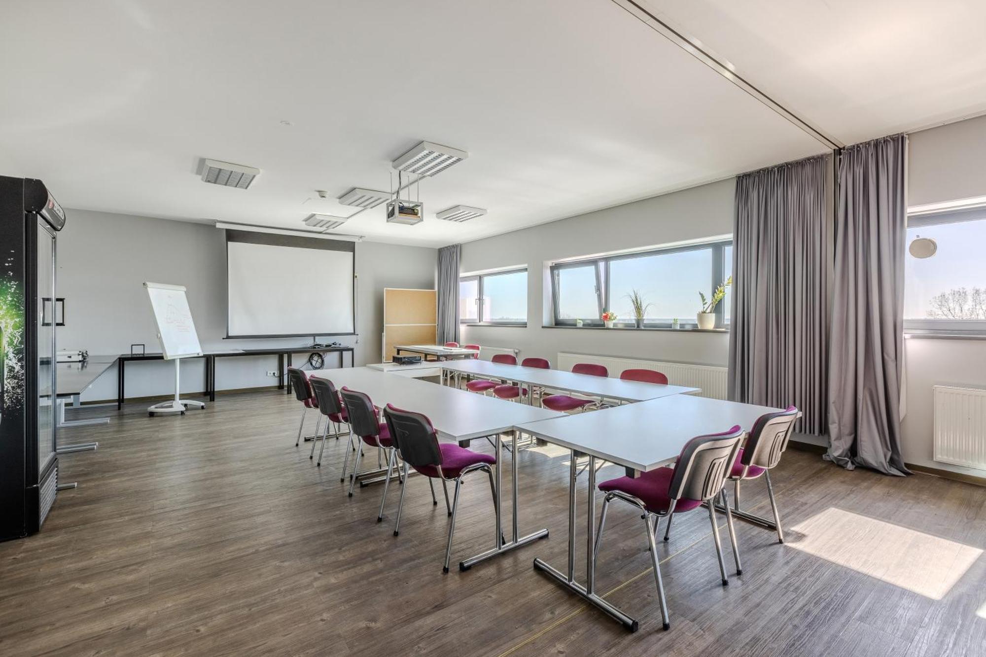 Meininger Hotel Berlin Airport — Photos 1